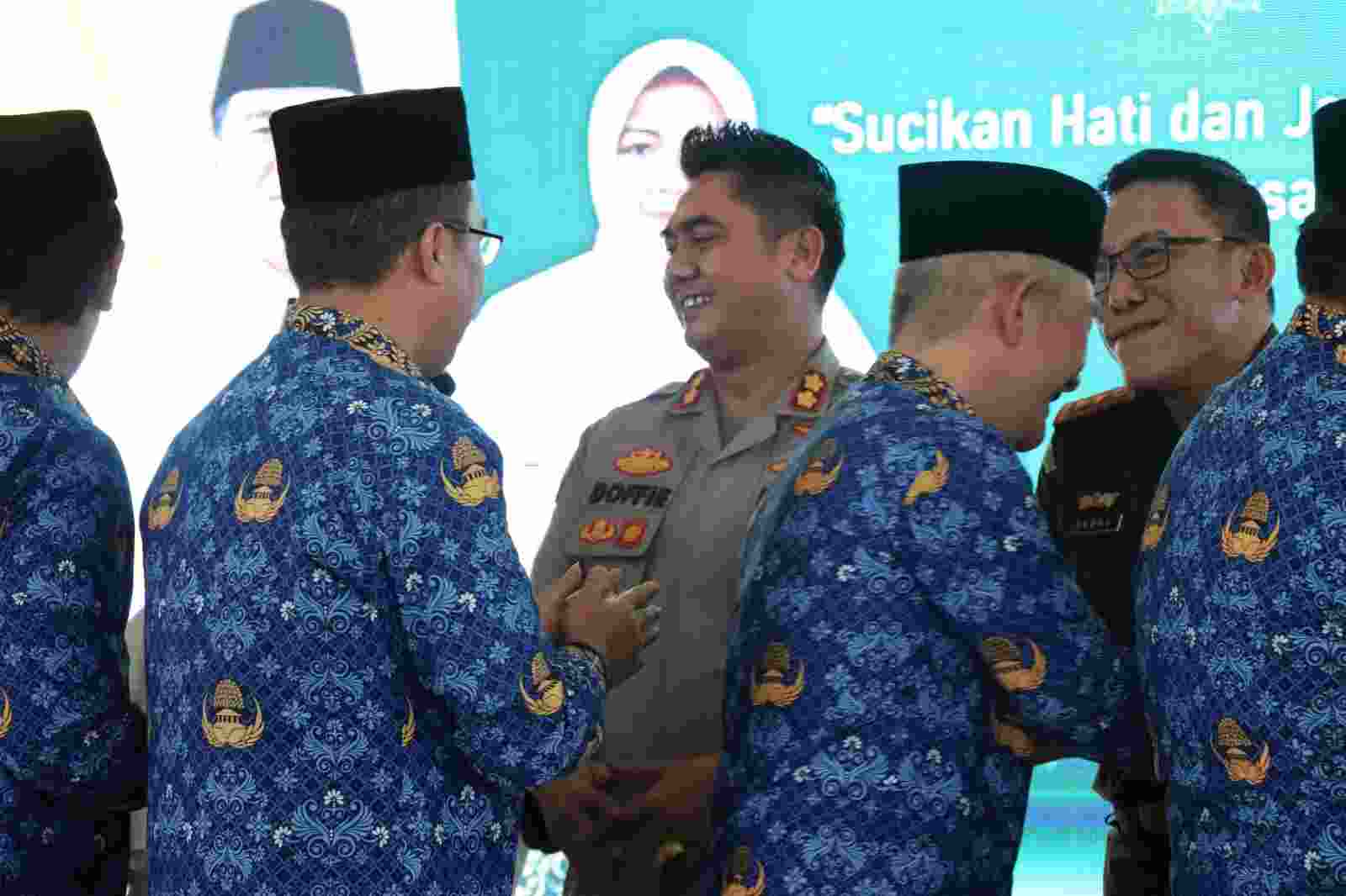 Kapolres Lamteng Halal Bihalal Sebagai Ajang Mempererat Rasa Kesatuan dan Persatuan Kapolres Lamteng Halal Bihalal Sebagai Ajang Mempererat Rasa Kesatuan dan Persatuan