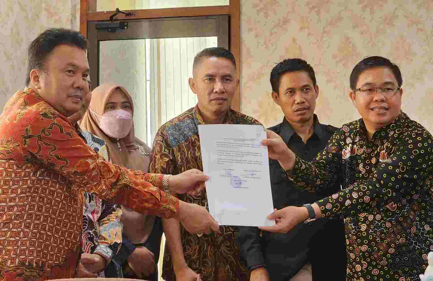Pengurus dan Simpatisan Partai Gerindra Hantar Benny Uzer Daftar ke KPU Pengurus dan Simpatisan Partai Gerindra Hantar Benny Uzer Daftar ke KPU