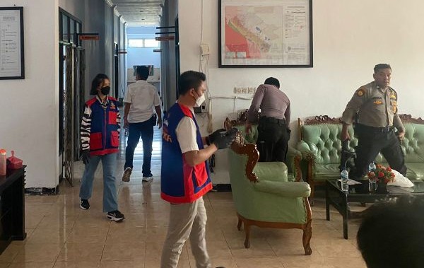 Penyidik Ditreskrimsus Polda Geledah Kantor BPBD dan BKD Seluma, Ini Kasusnya Penyidik Ditreskrimsus Polda Geledah Kantor BPBD dan BKD Seluma, Ini Kasusnya