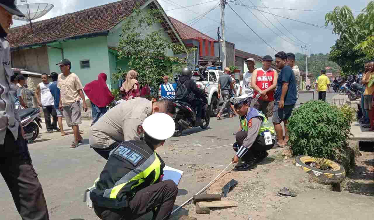 Satlantas Polres Tanggamus Olah TKP Kecelakaan di Jalan Umum Gunung Terang Bulok Satlantas Polres Tanggamus Olah TKP Kecelakaan di Jalan Umum Gunung Terang Bulok