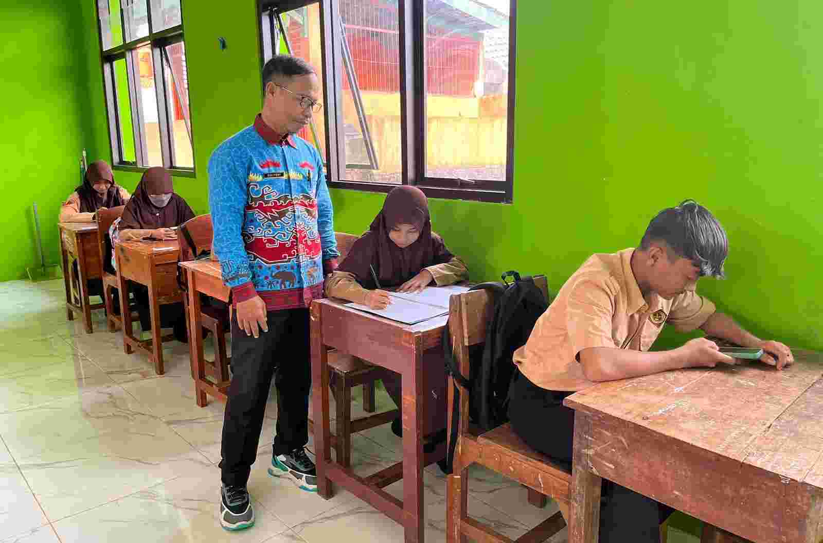 256 Siswa SMPN 13 Bandarlampung Mengikuti Ujian Sekolah (US) 256 Siswa SMPN 13 Bandarlampung Mengikuti Ujian Sekolah (US)