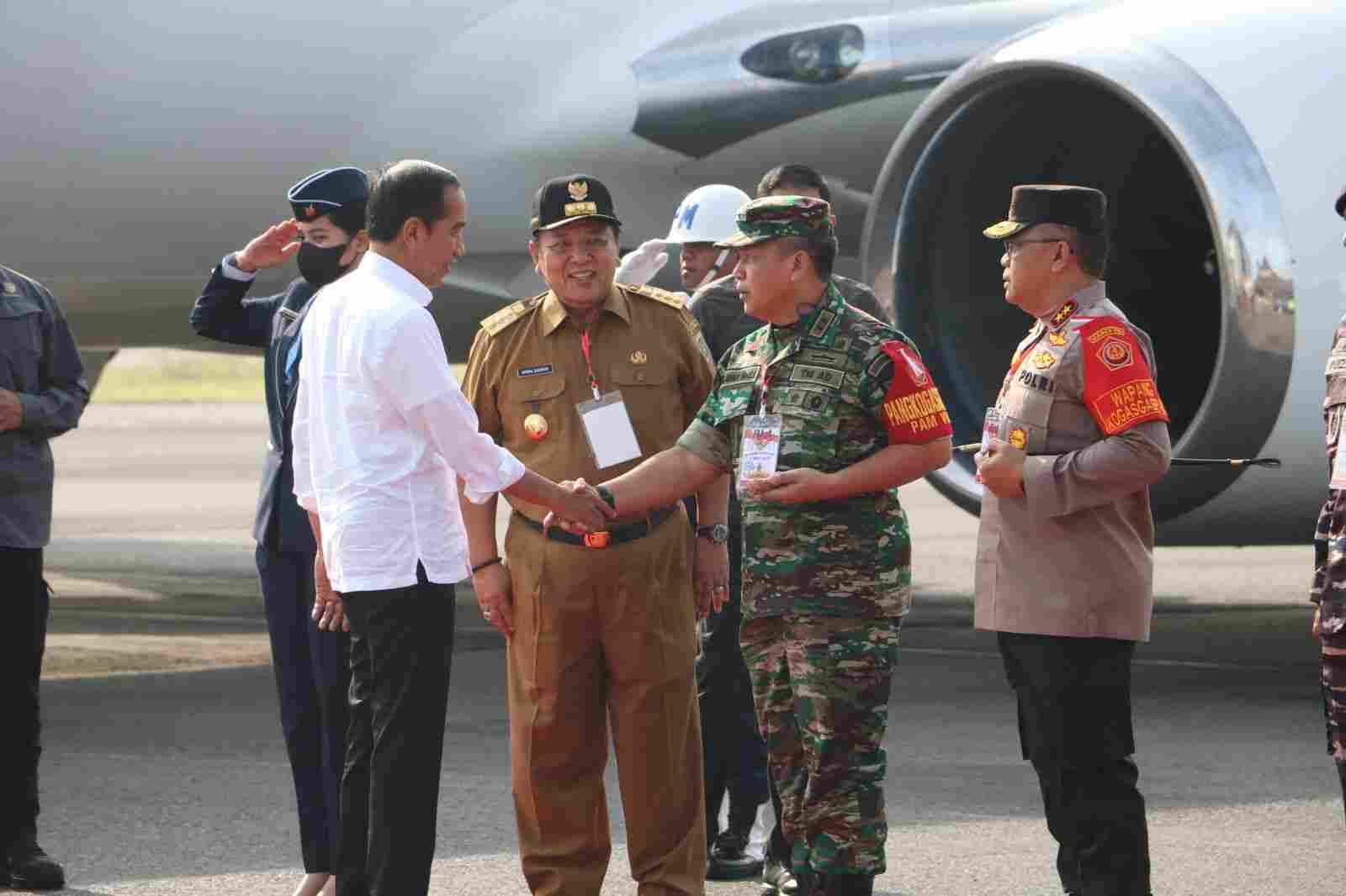 Danrem 043/Gatam Bersama Pangdam II/Swj, Sambut Presiden RI Ir. Joko Widodo Danrem 043/Gatam Bersama Pangdam II/Swj, Sambut Presiden RI Ir. Joko Widodo