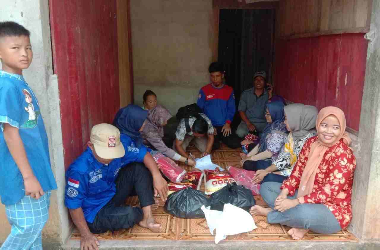 Pemkab Muba Salurkan Bantuan Korban Angin Kencang dan Kebakaran Rumah di Desa TAS Pemkab Muba Salurkan Bantuan Korban Angin Kencang dan Kebakaran Rumah di Desa TAS