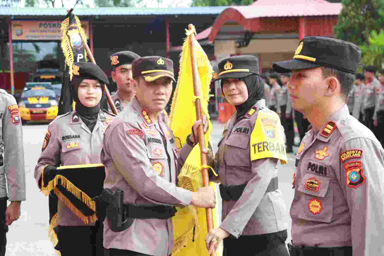 Kapolsek Batam Kota Terima Penghargaan Polsek Terbaik Periode April 2023 Kapolsek Batam Kota Terima Penghargaan Polsek Terbaik Periode April 2023