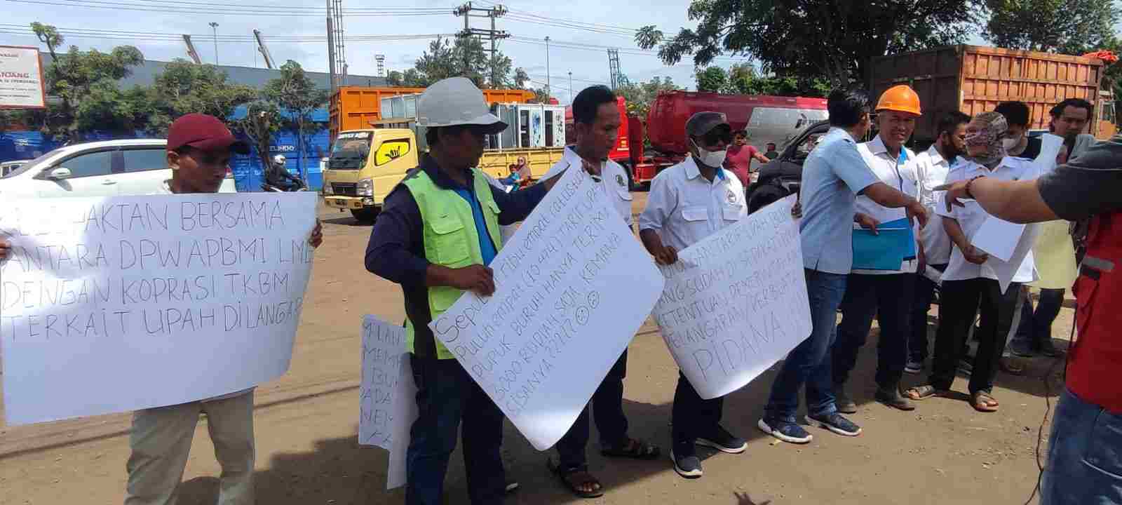 Buruh TKBM Panjang Demo Tuntut Upah Yang Diduga Disunat Hingga Milyaran Buruh TKBM Panjang Demo Tuntut Upah Yang Diduga Disunat Hingga Milyaran