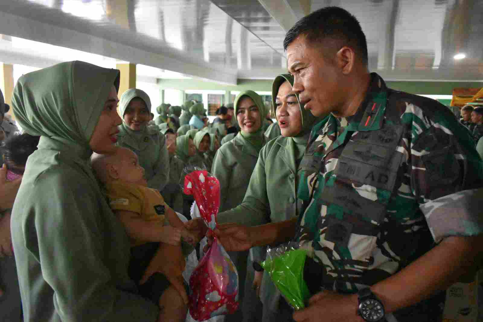 Danrem 043/Gatam Sambangi Keluarga dan Anak-anak Prajurit yang Ditinggal Tugas Operasi Danrem 043/Gatam Sambangi Keluarga dan Anak-anak Prajurit yang Ditinggal Tugas Operasi