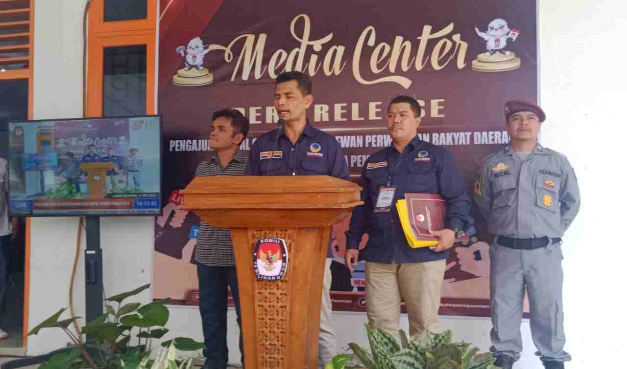 Ahmad Khadafi Beserta Rombongan Datangi KPU Kabupaten Pasaman Ahmad Khadafi Beserta Rombongan Datangi KPU Kabupaten Pasaman