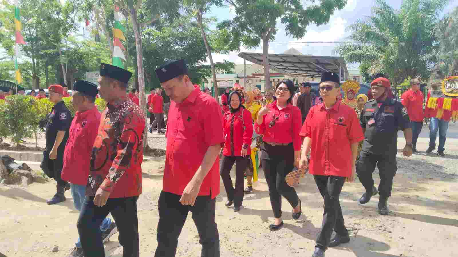 Serahkan Berkas ke KPU, 45 Bacaleg PDIP Serdang Bedagai Siap Bertarung Serahkan Berkas ke KPU, 45 Bacaleg PDIP Serdang Bedagai Siap Bertarung