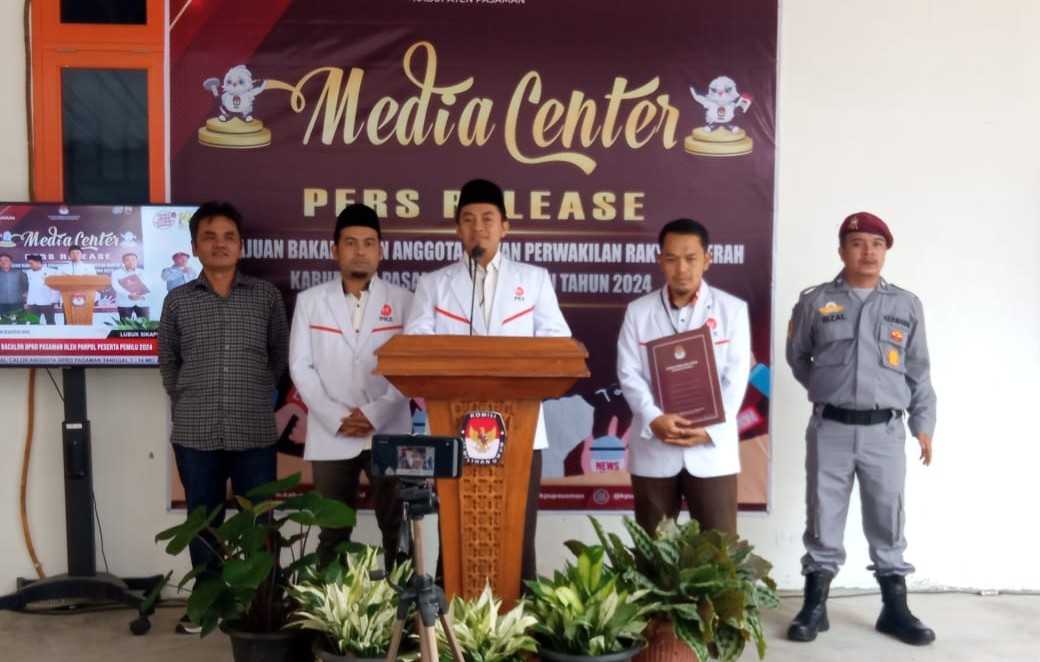 Target 7 Kursi, DPD PKS Daftarkan Diri ke KPU Pasaman Target 7 Kursi, DPD PKS Daftarkan Diri ke KPU Pasaman