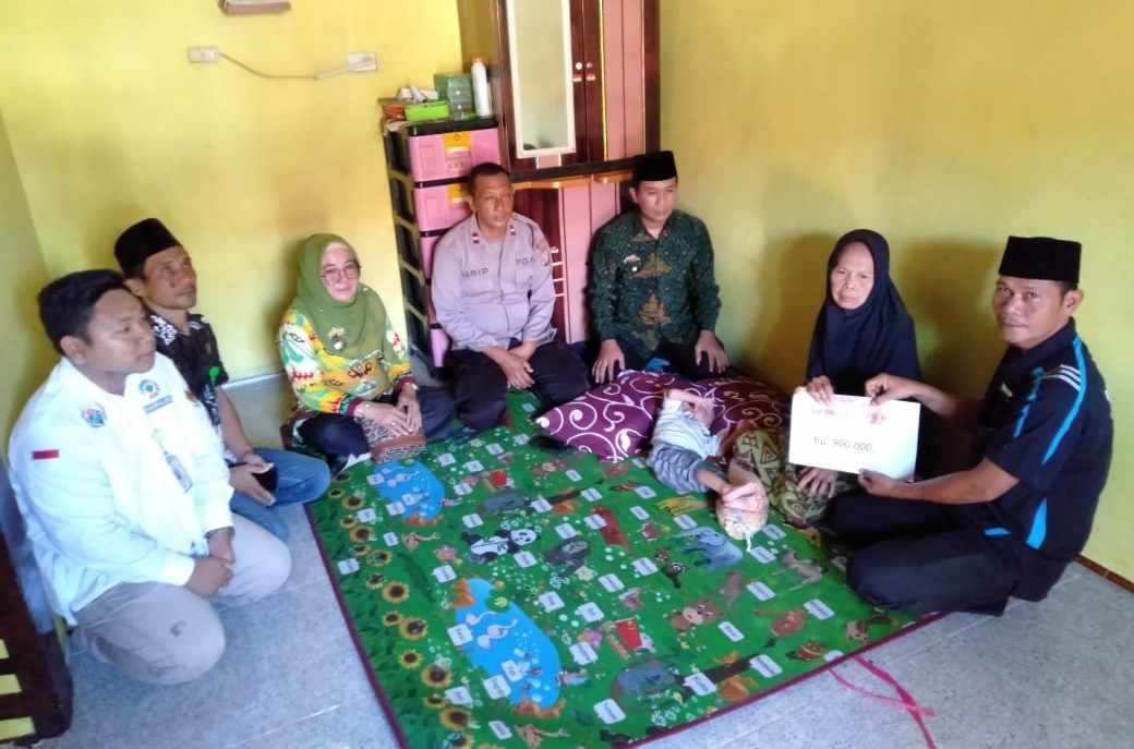 Pekon Gunung Kemala Salurkan BLT-DD Ke Rumah KPM Pekon Gunung Kemala Salurkan BLT-DD Ke Rumah KPM