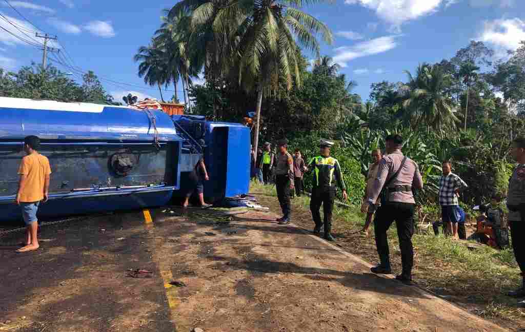 Polres Tanggamus Dibantu Pihak Terkait Evakuasi Sopir dan Truck Tangki Laka di Teba Bunuk Polres Tanggamus Dibantu Pihak Terkait Evakuasi Sopir dan Truck Tangki Laka di Teba Bunuk