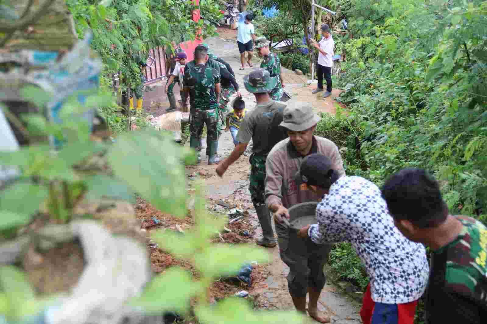 Gotong Royong, Satgas TMMD dan Warga Cor Jalan Perbukitan di Kelurahan Pidada Gotong Royong, Satgas TMMD dan Warga Cor Jalan Perbukitan di Kelurahan Pidada