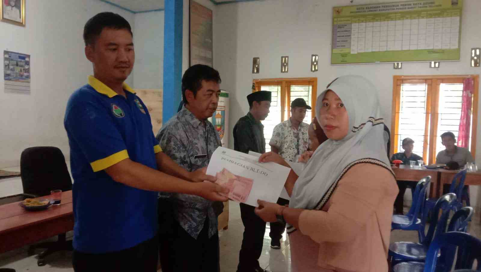 61 KPM Pekon Rata Agung Terima BLT-DD Tahap Pertama 61 KPM Pekon Rata Agung Terima BLT-DD Tahap Pertama