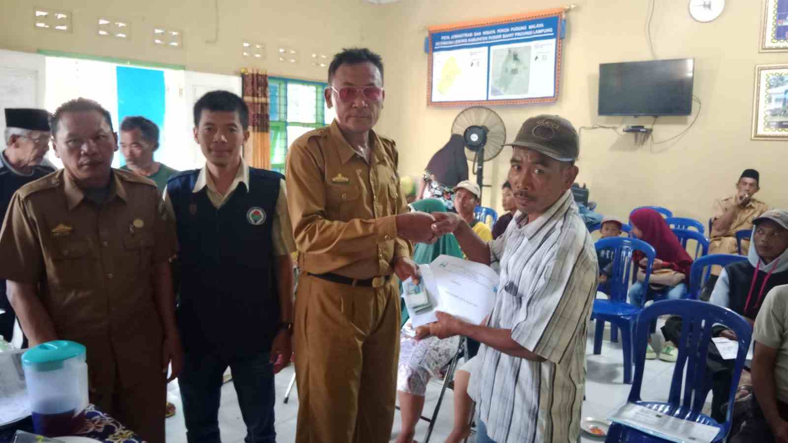 23 KPM Pekon Malaya Terima BLT-DD Tahap Pertama 2023 23 KPM Pekon Malaya Terima BLT-DD Tahap Pertama 2023