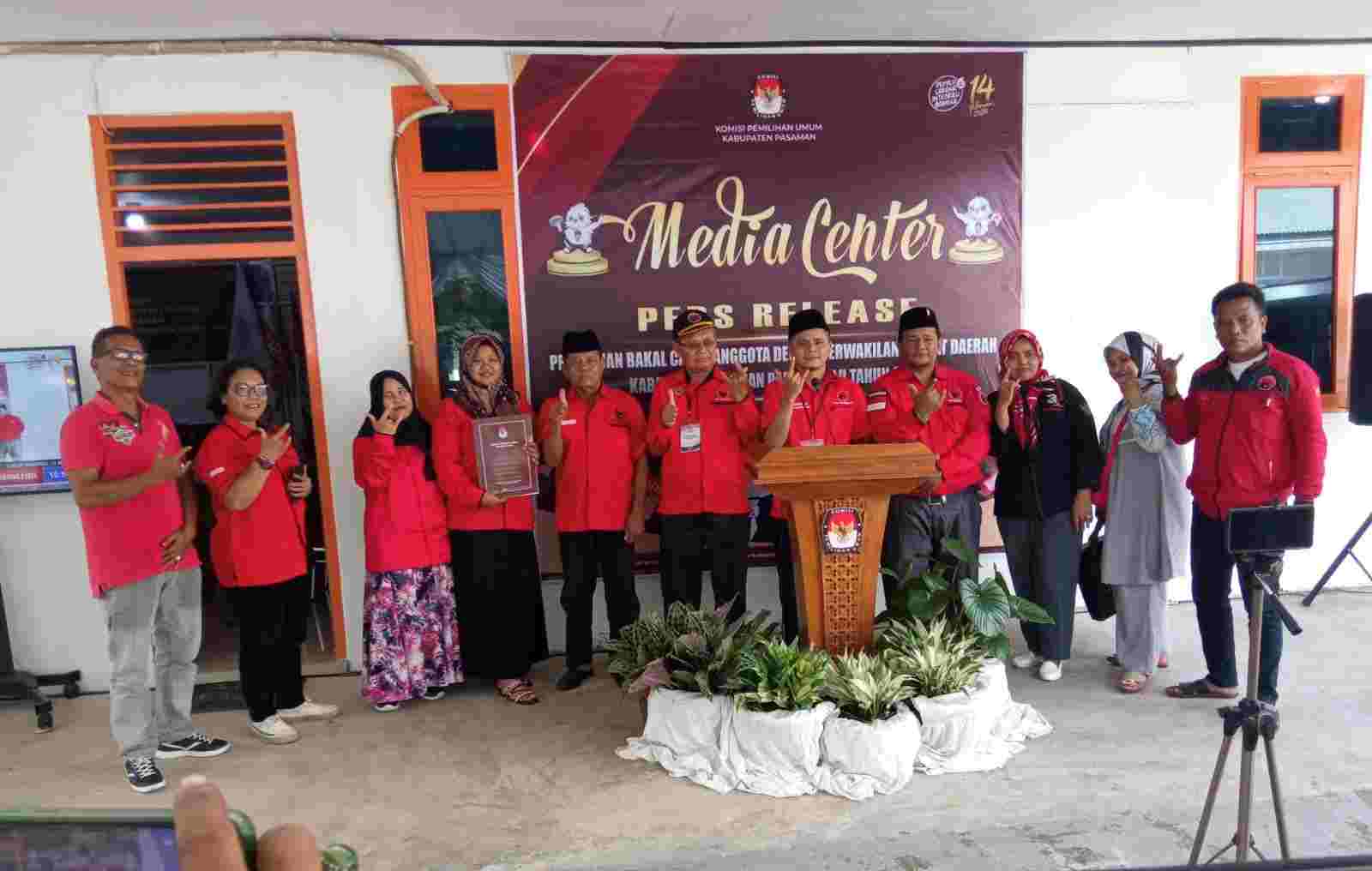 PDI Perjuangan Daftar ke KPU, Lina Gordon Optimis Raih Satu Kursi Dapil ll PDI Perjuangan Daftar ke KPU, Lina Gordon Optimis Raih Satu Kursi Dapil ll