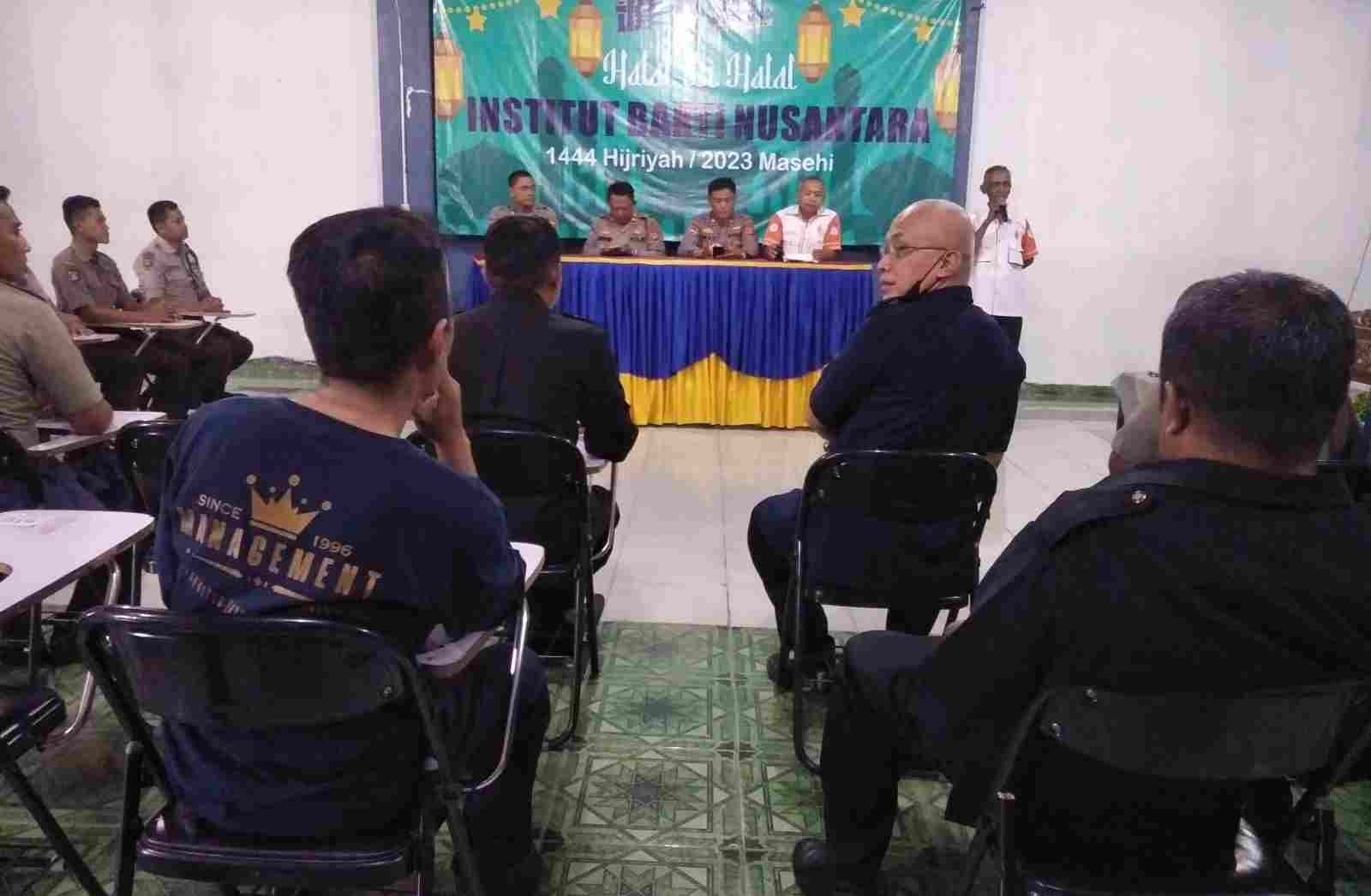 Puluhan Satpam Ikuti Sosialisasi Penggunaan Perangkat Radio Komunikasi Puluhan Satpam Ikuti Sosialisasi Penggunaan Perangkat Radio Komunikasi