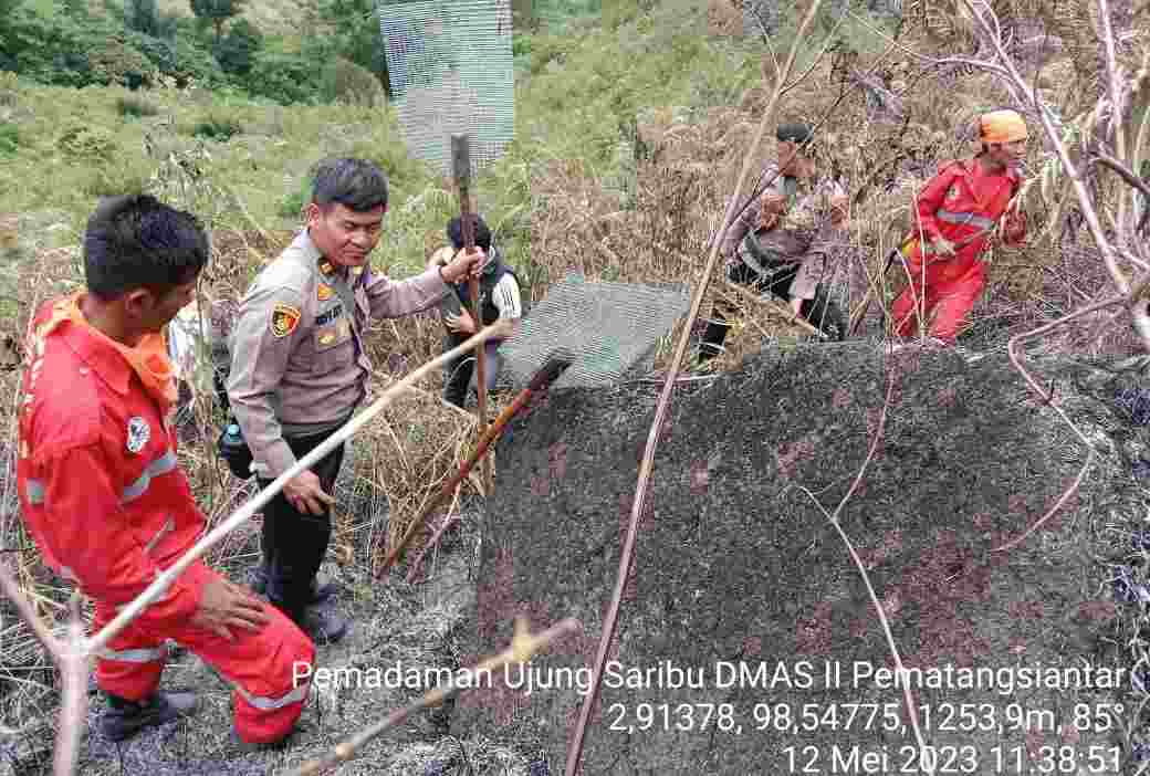 Polres Simalungun Bantu Padamkan Kebakaran Lahan Di Dusun Dolok Maria Polres Simalungun Bantu Padamkan Kebakaran Lahan Di Dusun Dolok Maria