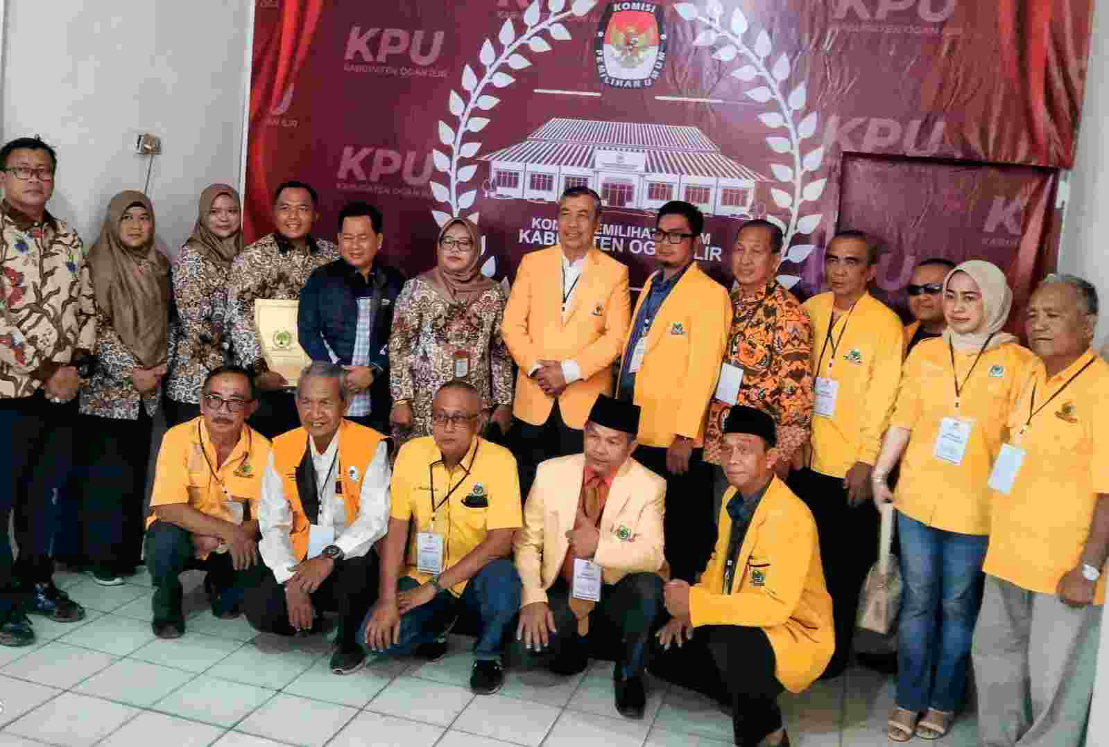 Ketua DPD Golkar Ogan Ilir Serahkan 40 Berkas Bacaleg DPRD ke KPUD Ketua DPD Golkar Ogan Ilir Serahkan 40 Berkas Bacaleg DPRD ke KPUD
