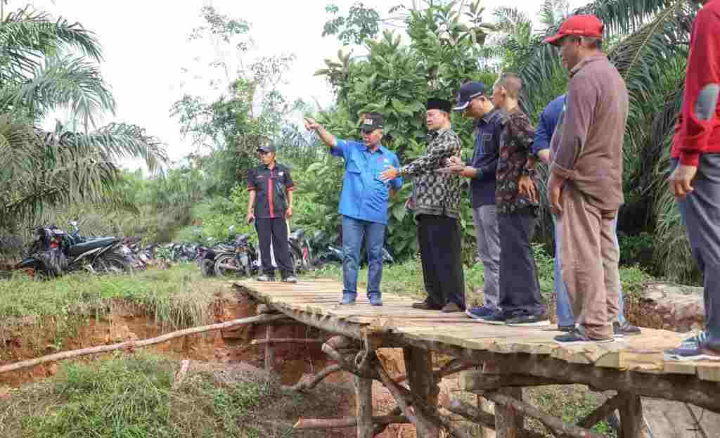 Pj Bupati Apriyadi Tinjau Jembatan Ambruk Akibat Longsor Pj Bupati Apriyadi Tinjau Jembatan Ambruk Akibat Longsor