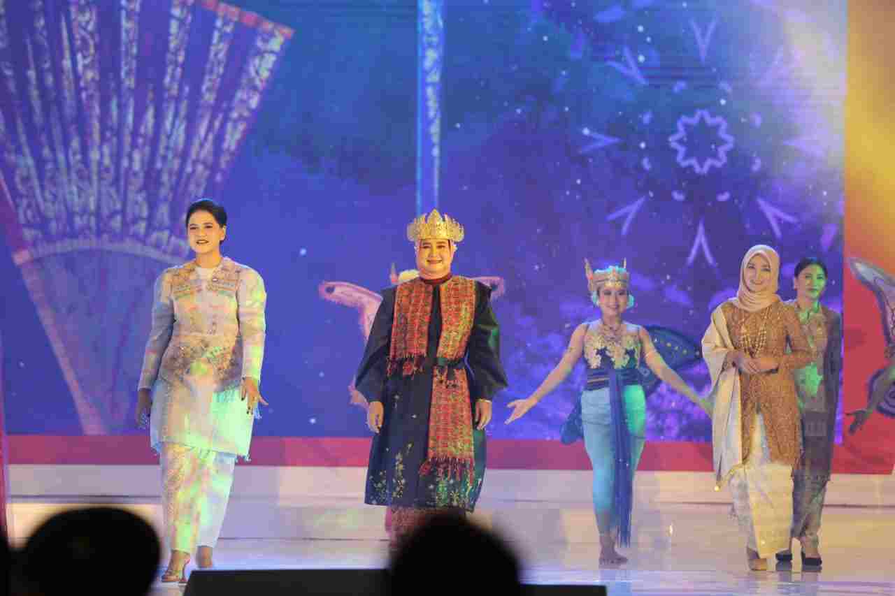 Ketua Dekranasda Provinsi Lampung Hadiri Peringatan HUT Dekranas ke-43 Ketua Dekranasda Provinsi Lampung Hadiri Peringatan HUT Dekranas ke-43