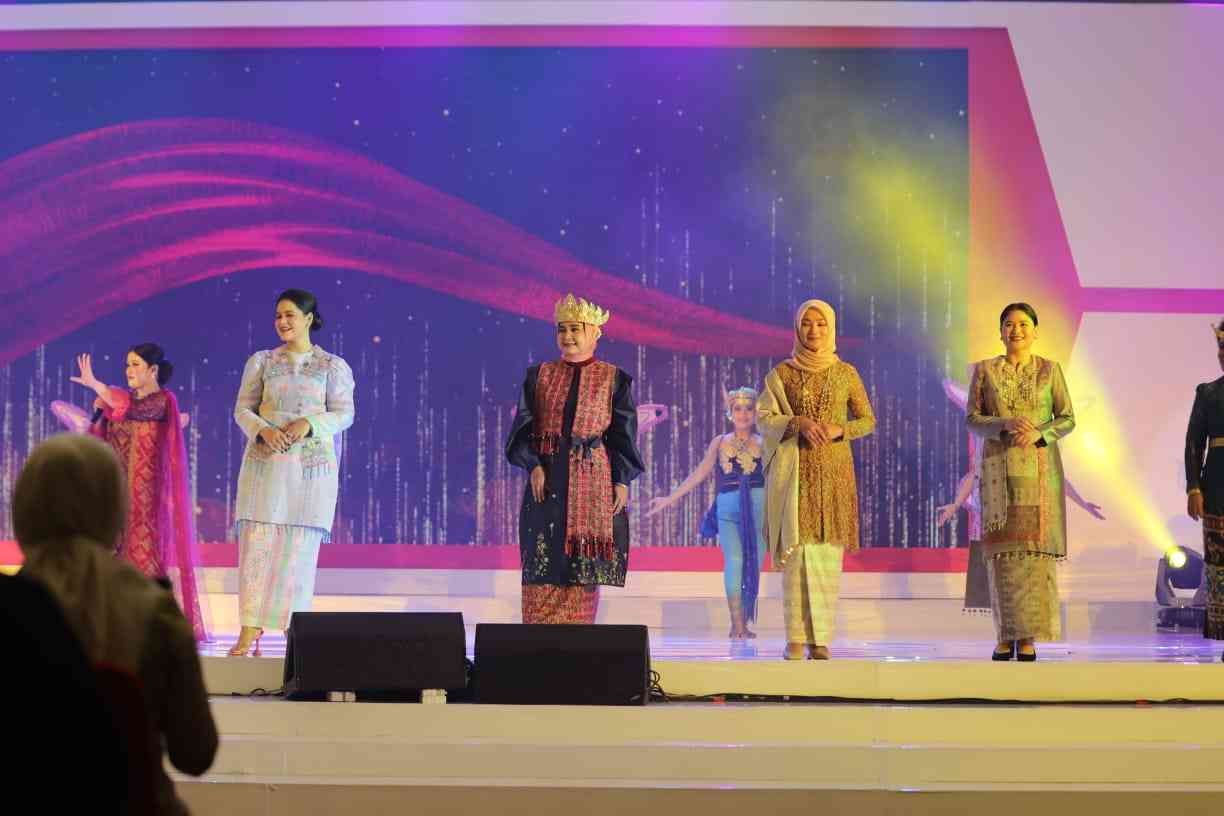 HUT Dekranas ke-43, Ketua Dekranasda Lampung Dapat Kehormatan Tampilkan Tapis Pada Fashion Show HUT Dekranas ke-43, Ketua Dekranasda Lampung Dapat Kehormatan Tampilkan Tapis Pada Fashion Show