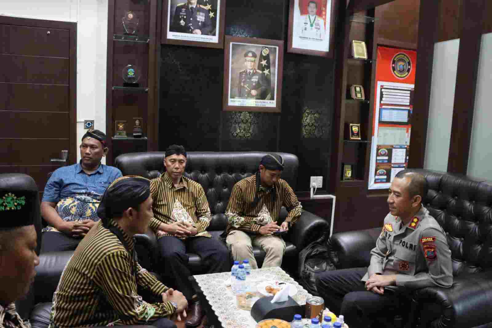 Kapolres AKBP Oxy Ajak DPD PujaKesuma Saling Tukar Informasi dan Jaga Silahturahmi Kapolres AKBP Oxy Ajak DPD PujaKesuma Saling Tukar Informasi dan Jaga Silahturahmi