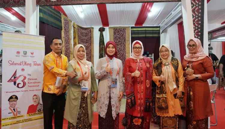 Momen HUT Dekranas, Derta Rohidin Dorong Perajin Berinovasi Ciptakan Karya Momen HUT Dekranas, Derta Rohidin Dorong Perajin Berinovasi Ciptakan Karya