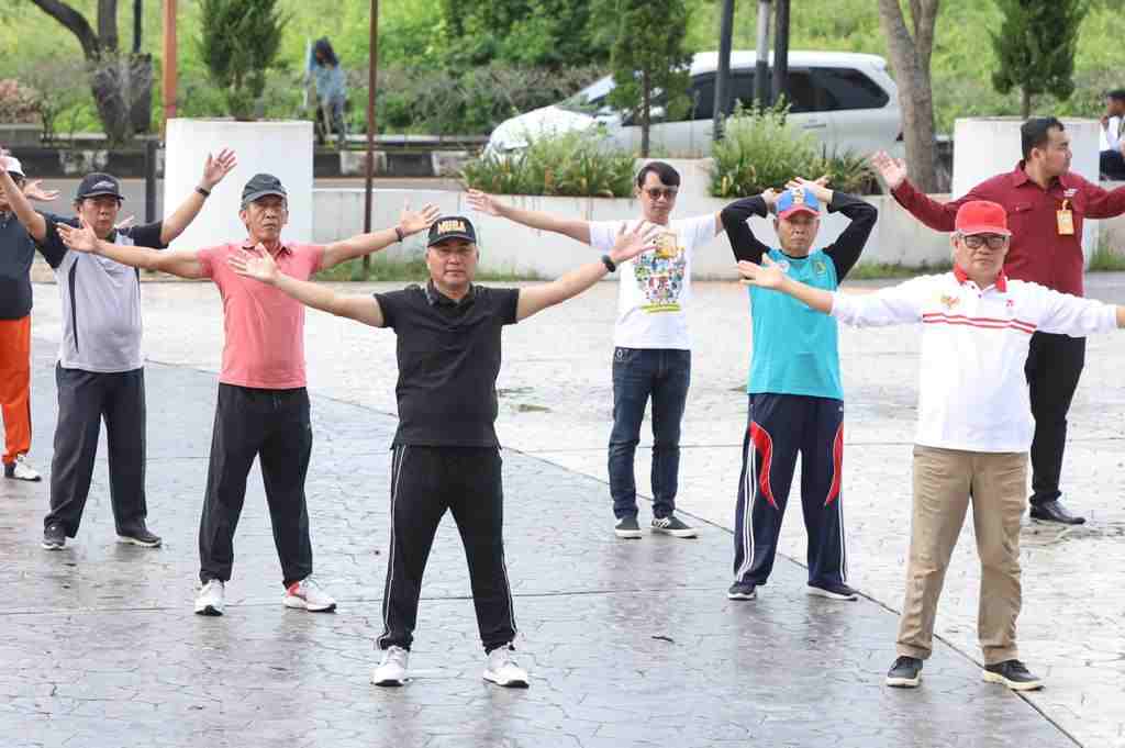 Pj Bupati Apriyadi Senam Sehat Bersama Lansia Pj Bupati Apriyadi Senam Sehat Bersama Lansia