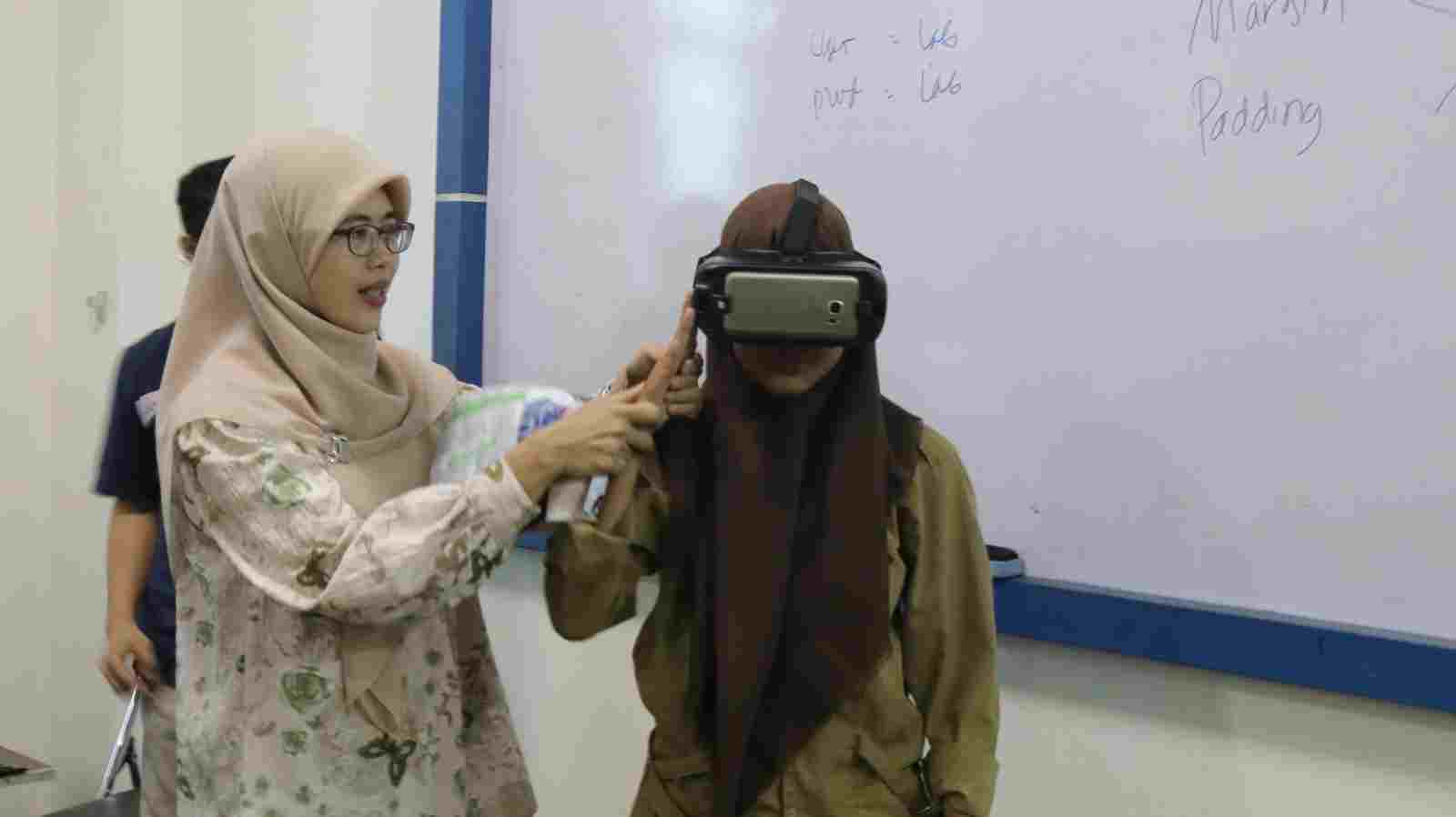 Pelajar SMKN 1 Bandarlampung Asyiik Belajar Mobile Application dan Virtual Reality Pelajar SMKN 1 Bandarlampung Asyiik Belajar Mobile Application dan Virtual Reality