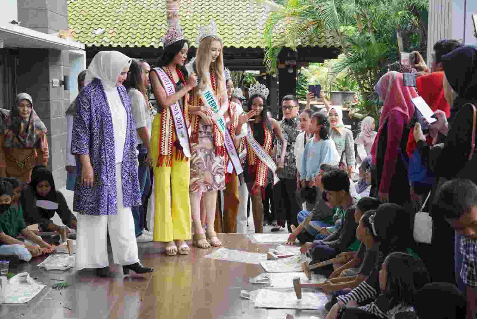 Gathering Keluarga Disabilitas Hadirkan Tiga Puteri Dunia dan Pemenang Puteri Indonesia 2023 Gathering Keluarga Disabilitas Hadirkan Tiga Puteri Dunia dan Pemenang Puteri Indonesia 2023