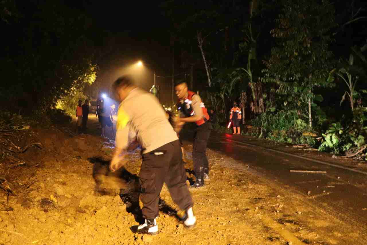 Tim Gabungan Bersihkan Material Longsor Batu Kramat Tim Gabungan Bersihkan Material Longsor Batu Kramat