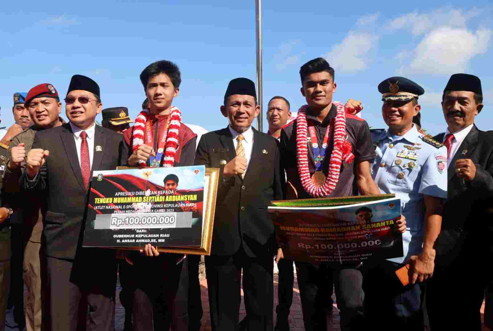 Gubernur Ansar Beri Bonus Kepada Atlit Peraih Medali Sea Games 2023 Asal Kepri Gubernur Ansar Beri Bonus Kepada Atlit Peraih Medali Sea Games 2023 Asal Kepri