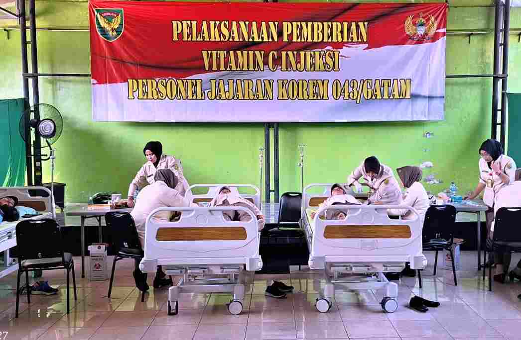 Tingkatkan Imun Tubuh Prajurit dan PNS Korem 043/Gatam Laksanakan Suntik Vitamin C Tingkatkan Imun Tubuh Prajurit dan PNS Korem 043/Gatam Laksanakan Suntik Vitamin C