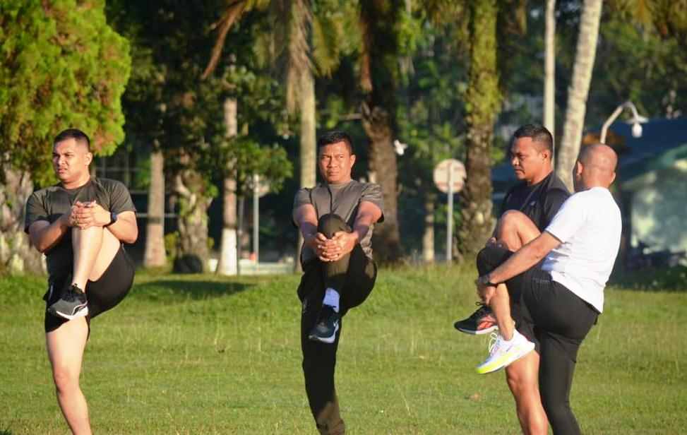 Ciptakan Kebersamaan Danrem 043/Gatam Aerobik Bersama Anggota Yonif 143/TWEJ Ciptakan Kebersamaan Danrem 043/Gatam Aerobik Bersama Anggota Yonif 143/TWEJ