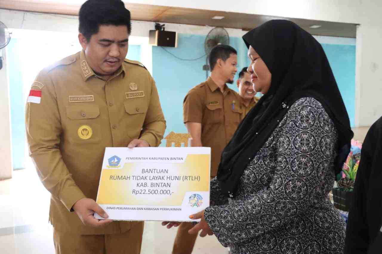 Bupati Roby Berikan Bantuan RTLH 44 Unit Tersebar di Tiga Kecamatan Kabupaten Bintan Bupati Roby Berikan Bantuan RTLH 44 Unit Tersebar di Tiga Kecamatan Kabupaten Bintan