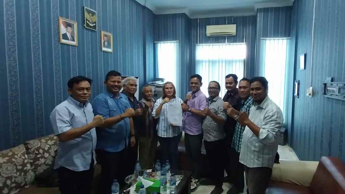 Ketua Erris J Napitupulu Serahkan Mandat Pengurus SMSI Labuhan Batu Raya Ketua Erris J Napitupulu Serahkan Mandat Pengurus SMSI Labuhan Batu Raya