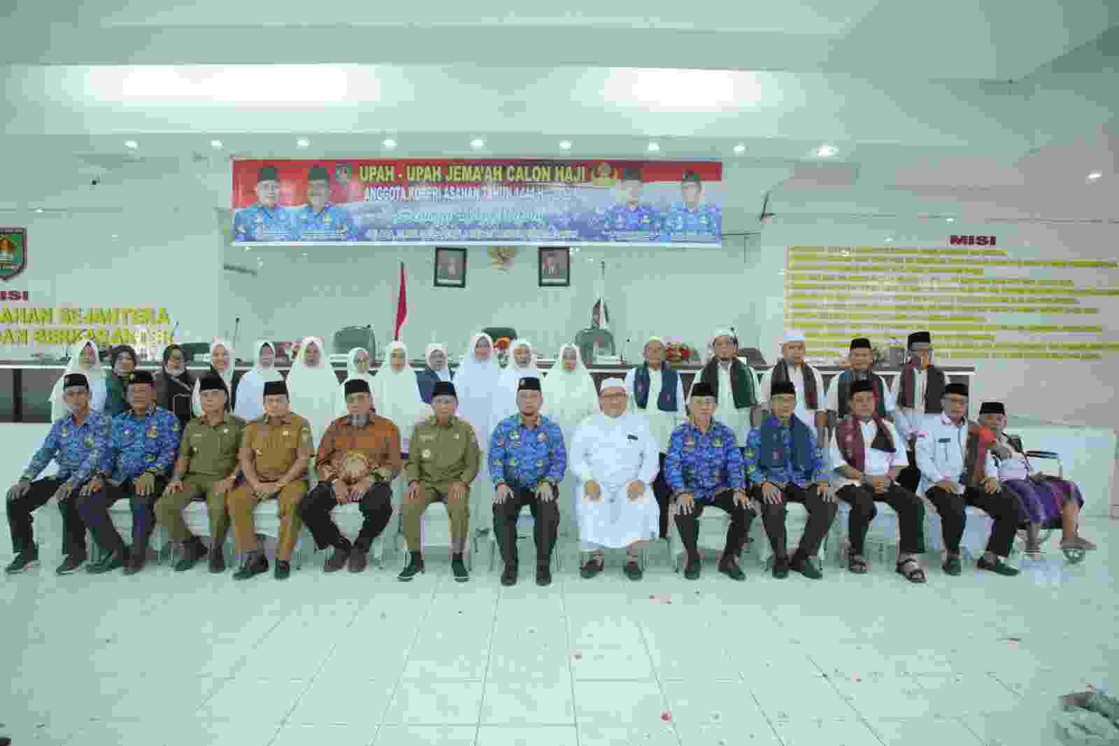 Bupati Surya Upah-Upah Jamaah Calon Haji Anggota Korpri Kabupaten Asahan Bupati Surya Upah-Upah Jamaah Calon Haji Anggota Korpri Kabupaten Asahan