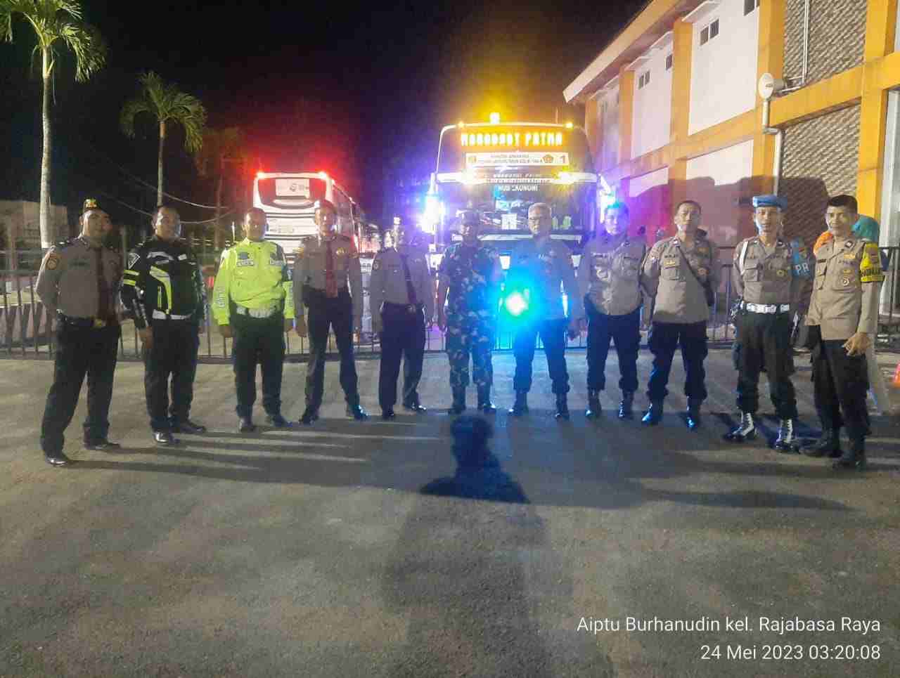 Polresta Bandar Lampung Lakukan Pengamanan Keberangkatan Calon Jemaah Haji Lampung Polresta Bandar Lampung Lakukan Pengamanan Keberangkatan Calon Jemaah Haji Lampung