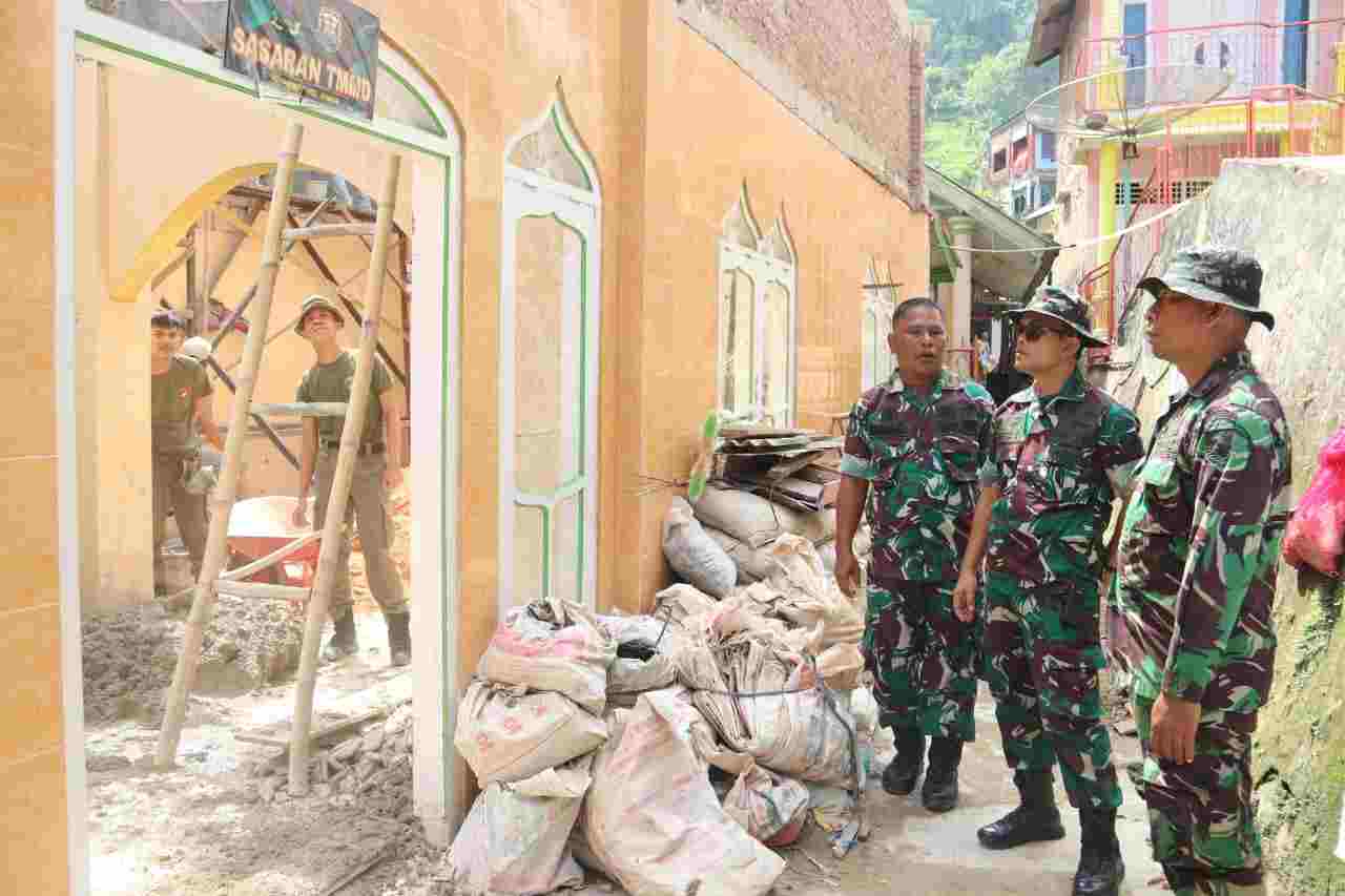 Pantau Kegiatan TMMD, Dansatgas Apresiasi Seorang Warga Penyandang Difabel Pantau Kegiatan TMMD, Dansatgas Apresiasi Seorang Warga Penyandang Difabel