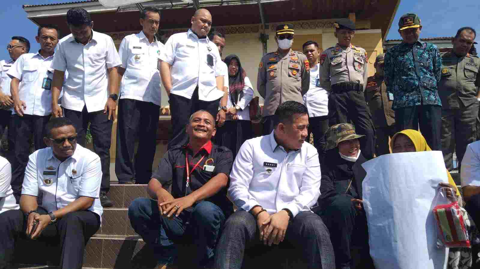 Ratusan Warga KPM Desa Gunung Sari dan Tanjung Rejo Melakukan Aksi Demontrasi Ratusan Warga KPM Desa Gunung Sari dan Tanjung Rejo Melakukan Aksi Demontrasi