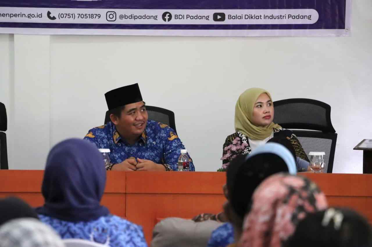 Pesan Bupati Roby Untuk 50 Peserta Diklat 3 in 1 Pembuatan Batik Tulis Pesan Bupati Roby Untuk 50 Peserta Diklat 3 in 1 Pembuatan Batik Tulis