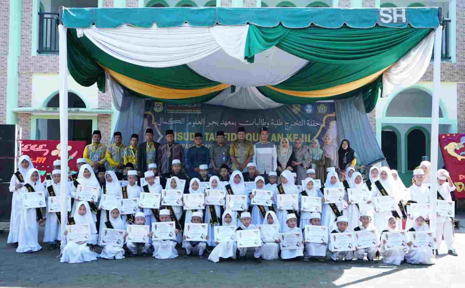 Bupati Surya Ikuti Prosesi Wisuda Santri Ponpes Bahrul Uluum Al-Kamal Bupati Surya Ikuti Prosesi Wisuda Santri Ponpes Bahrul Uluum Al-Kamal