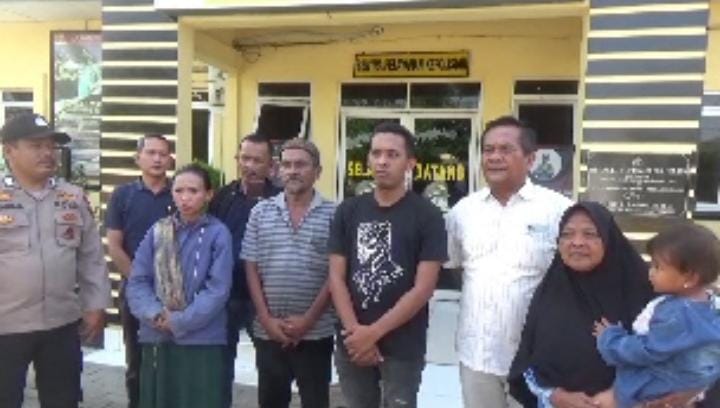 Personel Polsek Firdaus Selamatkan Seorang Ibu Depresi Gendong Anak Balita Personel Polsek Firdaus Selamatkan Seorang Ibu Depresi Gendong Anak Balita