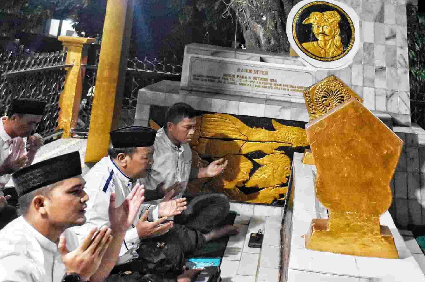 Danrem 043/Gatam Ziarah ke Makam Pahlawan Raden Inten II Danrem 043/Gatam Ziarah ke Makam Pahlawan Raden Inten II