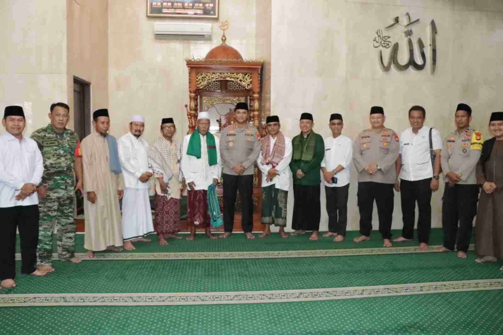 Sholat Jum’at Bersama Kapolsek Metro Jakarta Barat dan Kapolsek Kalideres Sholat Jum’at Bersama Kapolsek Metro Jakarta Barat dan Kapolsek Kalideres