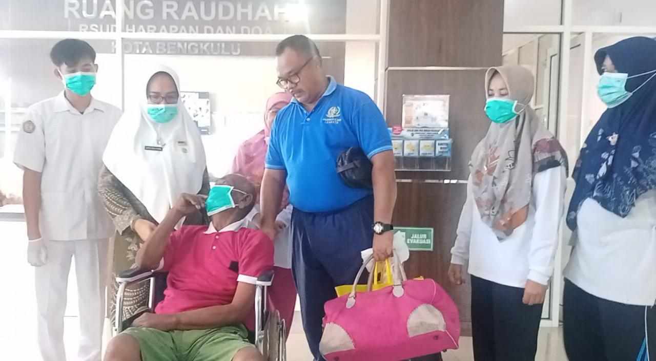 Kadis Dinsos Antar Warga Sakit tanpa Keluarga ke Panti Sentra Dharma Guna Kadis Dinsos Antar Warga Sakit tanpa Keluarga ke Panti Sentra Dharma Guna