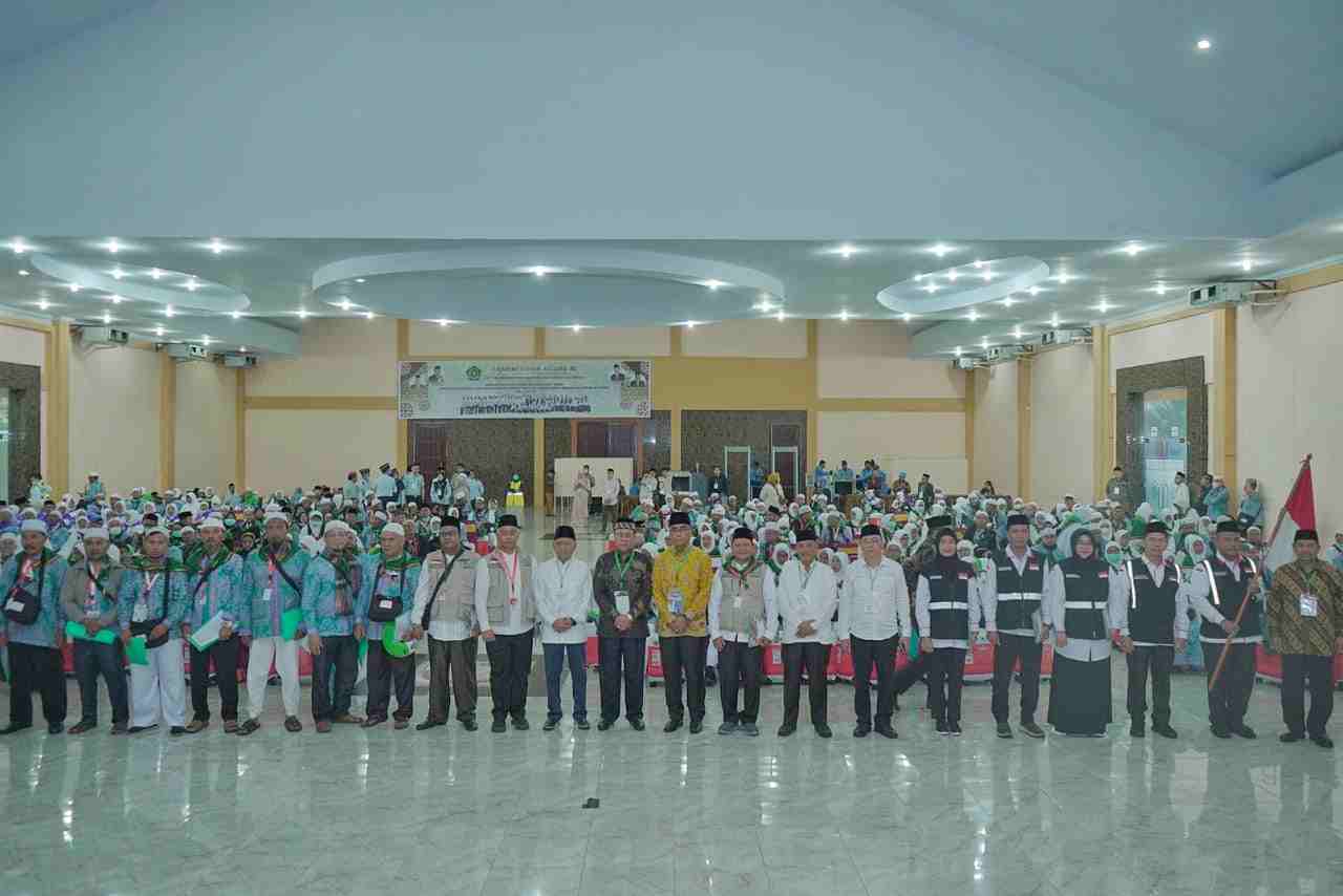 Bupati Surya Lepas Keberangkatan Jamaah Calon Haji Di Asrama Haji Kota Medan Bupati Surya Lepas Keberangkatan Jamaah Calon Haji Di Asrama Haji Kota Medan