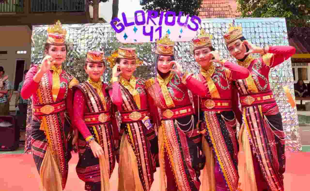 Penyerahan Siswa-siswi UPT SMPN 1 Bandar Lampung ke Wali Murid Dimeriahkan Tari Kreasi dan Penyerahan Lukisan Penyerahan Siswa-siswi UPT SMPN 1 Bandar Lampung ke Wali Murid Dimeriahkan Tari Kreasi dan Penyerahan Lukisan