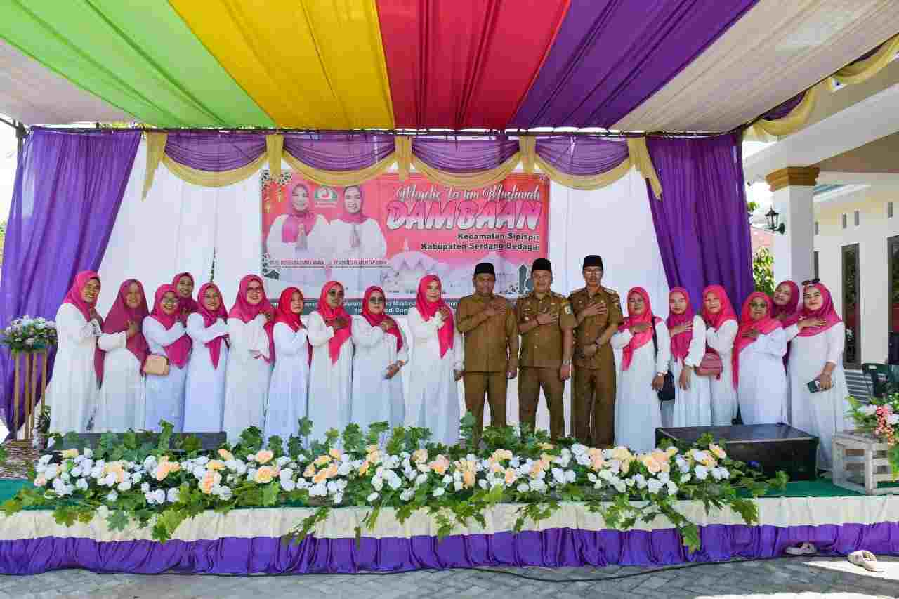 Dampingi Istri, Bupati Sergai Jalin Silaturahmi Pengajian Akbar Muslimah Dambaan Dampingi Istri, Bupati Sergai Jalin Silaturahmi Pengajian Akbar Muslimah Dambaan