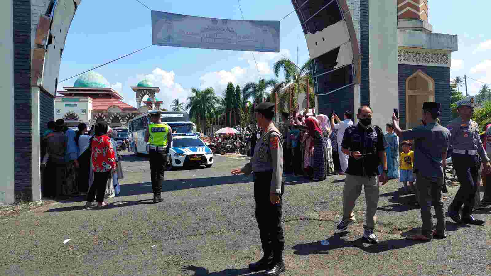 Polres Tanggamus Terjunkan Puluhan Personel Pengamanan Keberangkatan Jemaah Haji 2023 Polres Tanggamus Terjunkan Puluhan Personel Pengamanan Keberangkatan Jemaah Haji 2023